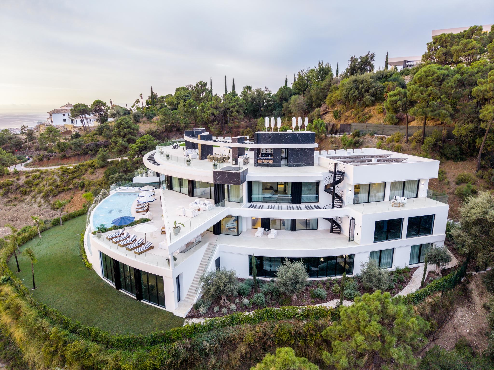 15 Bedroom Villa for Sale in Benahavís