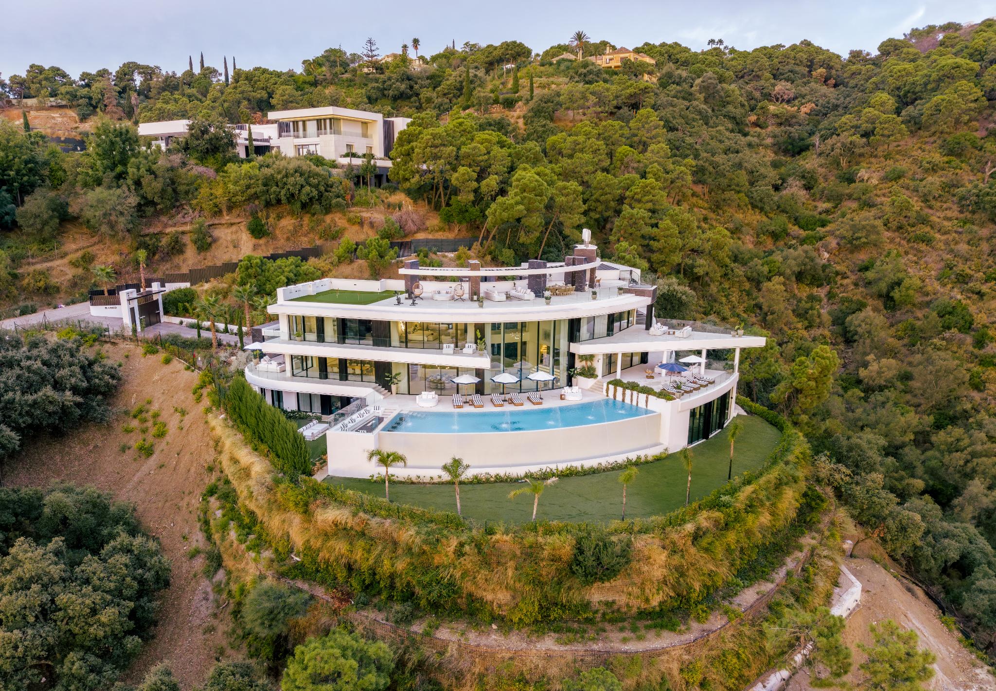 15 Bedroom Villa for Sale in Benahavís