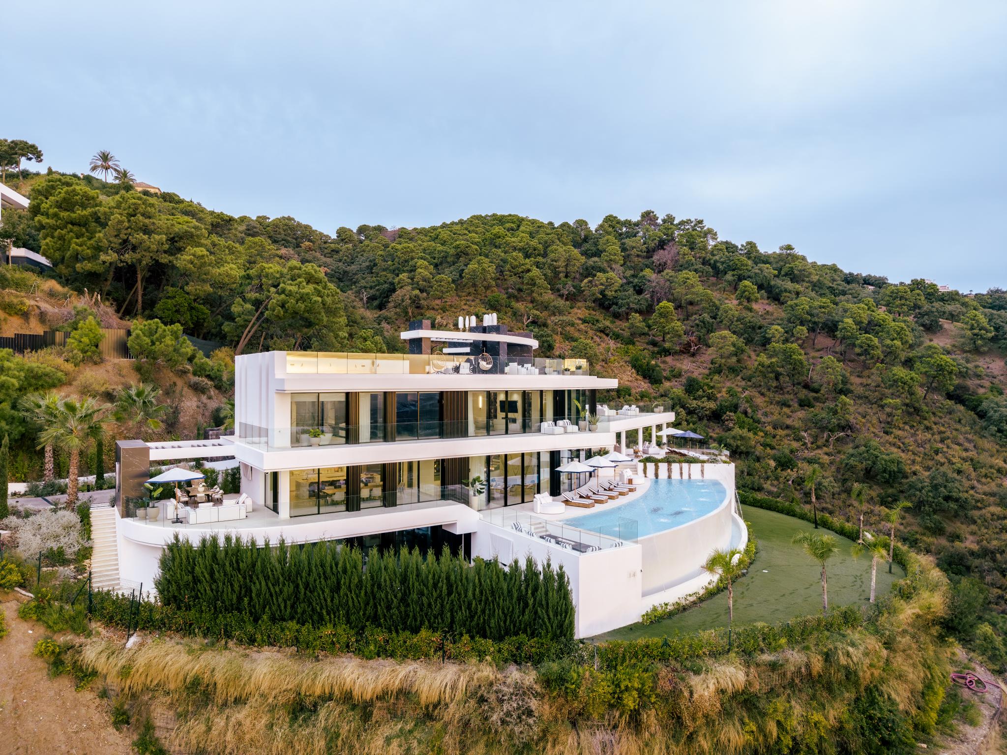 15 Bedroom Villa for Sale in Benahavís