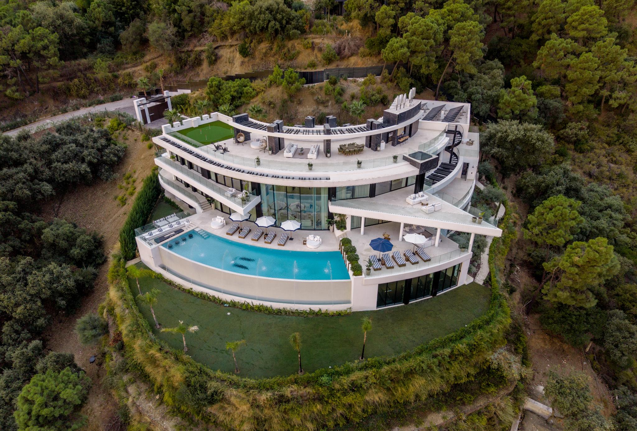 15 Bedroom Villa for Sale in Benahavís