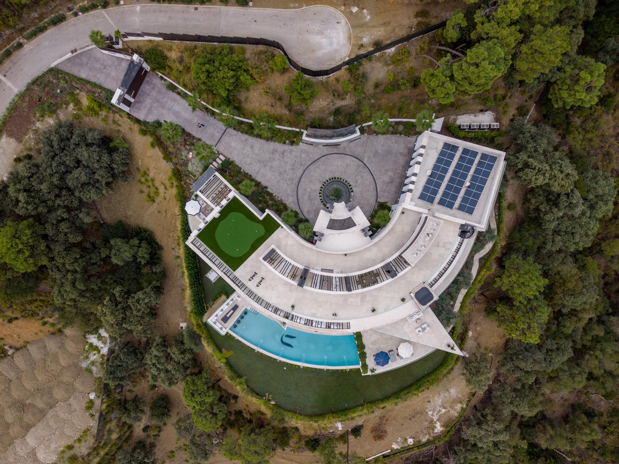 15 Bedroom Villa for Sale in Benahavís